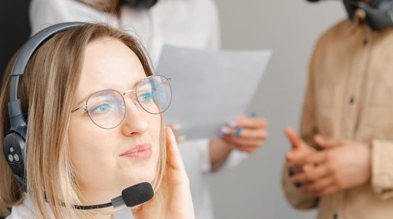 Équipe de professionnels dans un centre d'appel discutant de stratégies de service à la clientèle tout en portant des écouteurs.