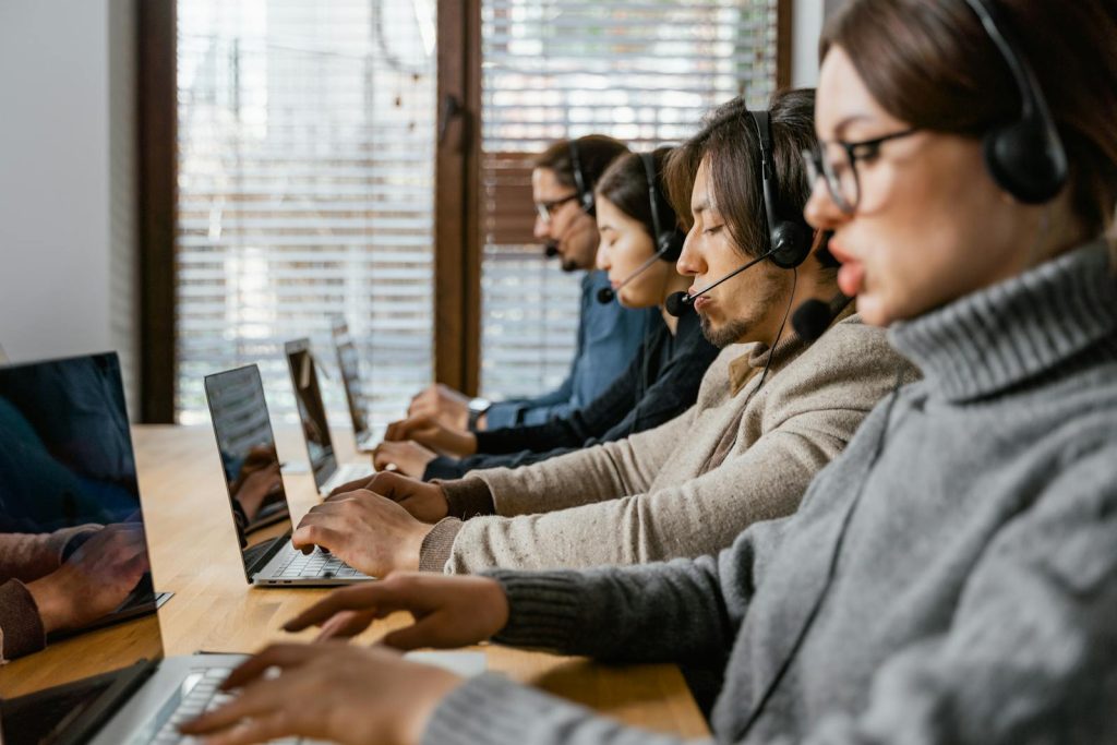 Un groupe de professionnels collaborant dans un bureau et s'occupant de l'assistance à la clientèle.