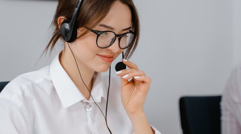 Femme professionnelle utilisant un casque pour le service à la clientèle dans un bureau.